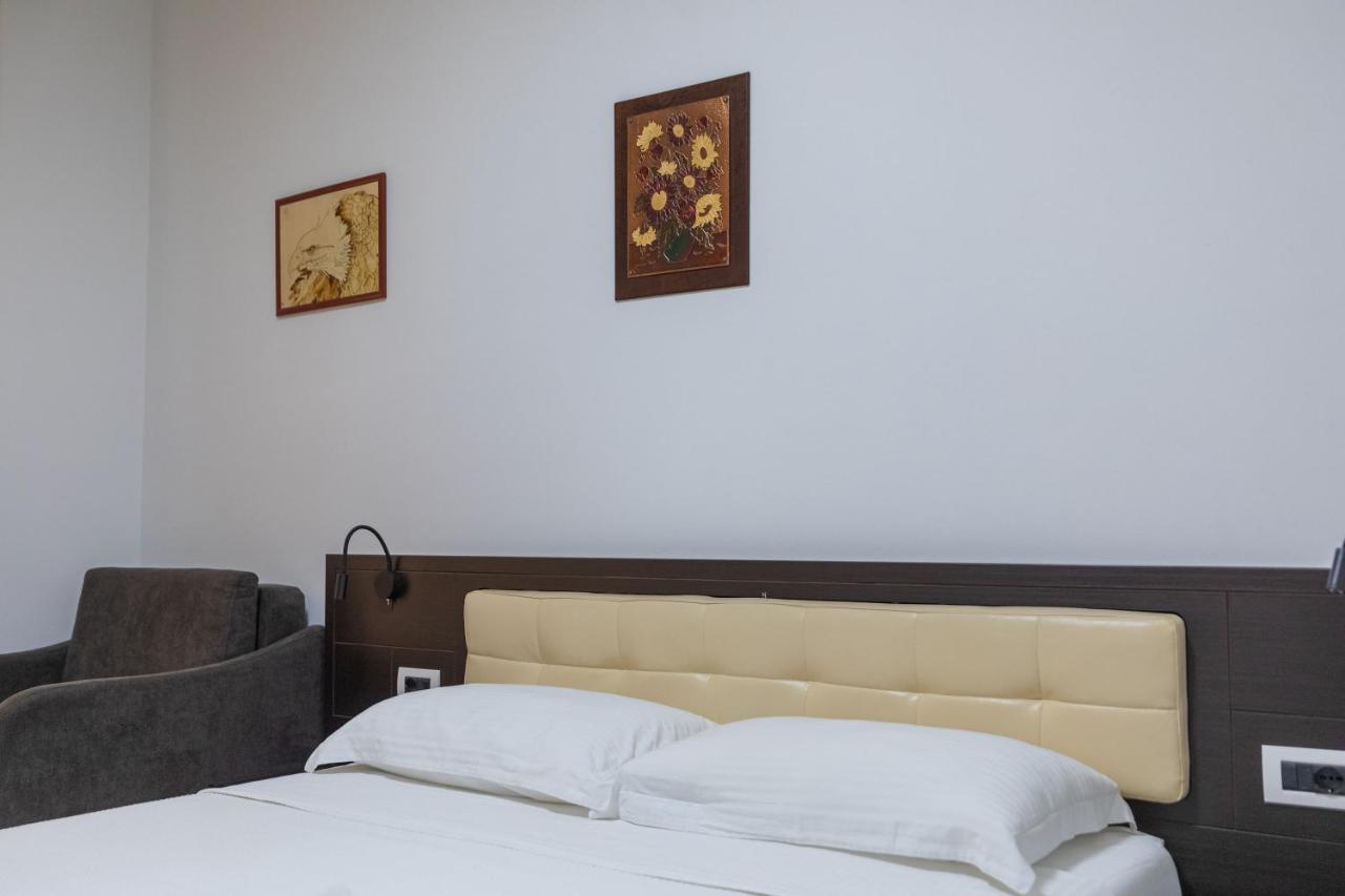Hotel Pirro Vlore Exterior photo