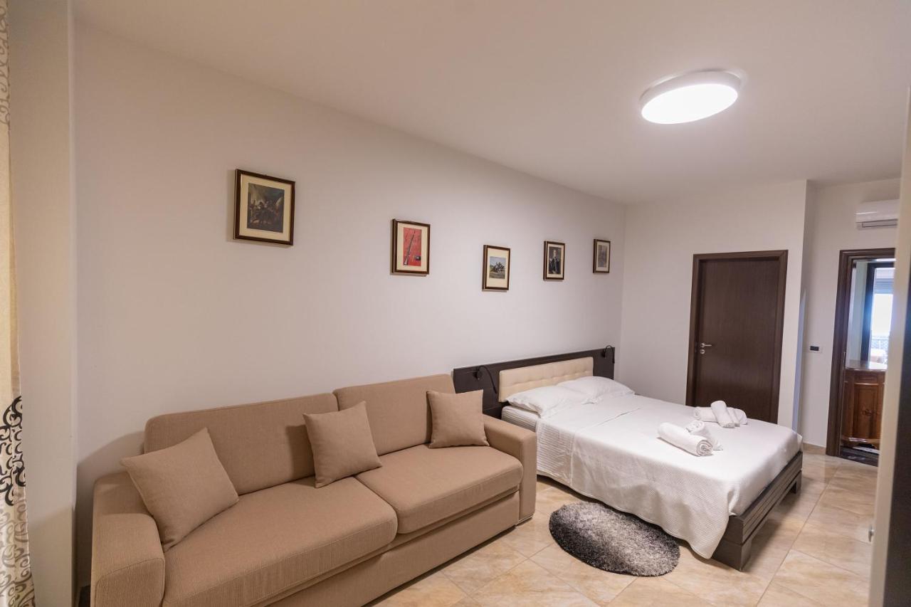 Hotel Pirro Vlore Exterior photo